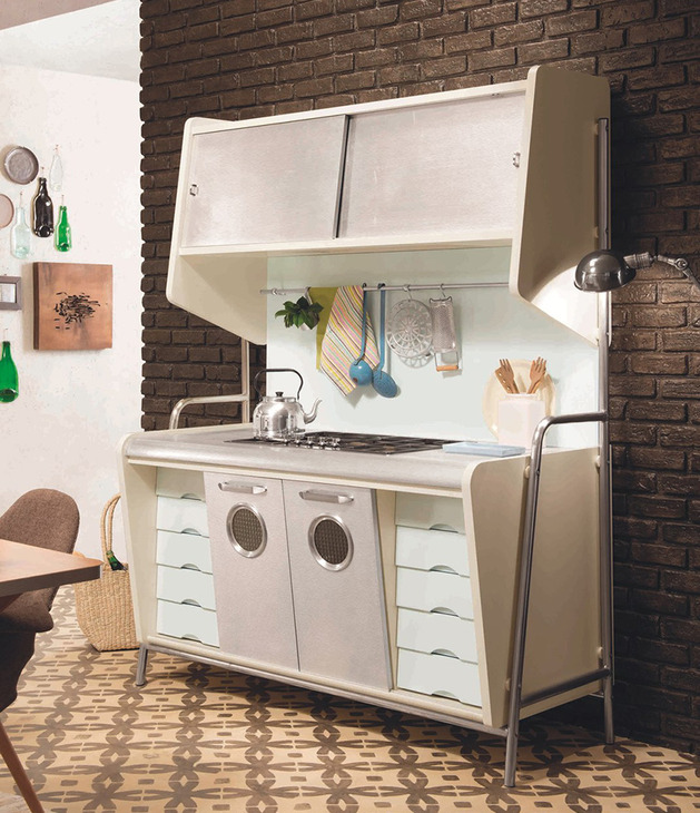 Cozinha vintage com eletrodomésticos coloridos