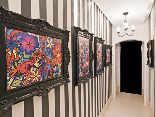 Papel de parede e quadros na decoração