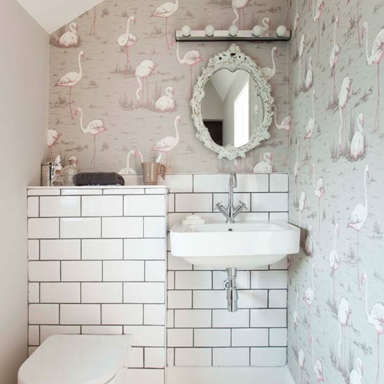 Banheiro pequeno com papel de parede