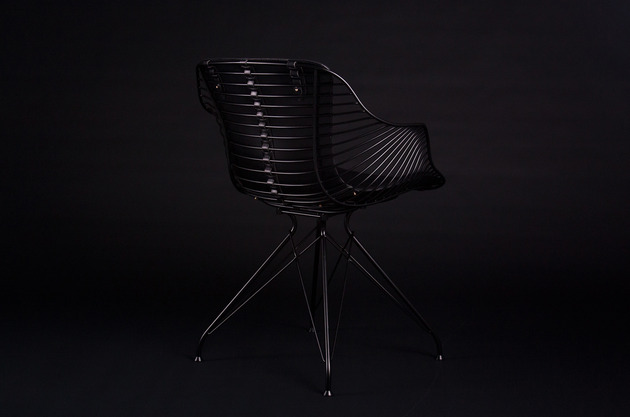 Cadeira no couro preto