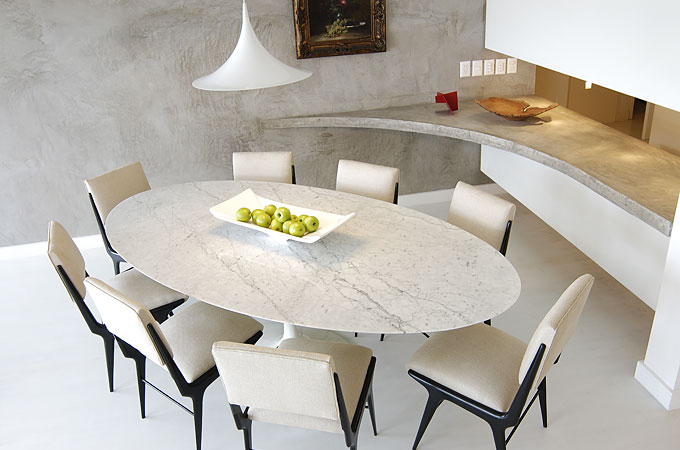 Mesa Saarinen de jantar oval na decoração
