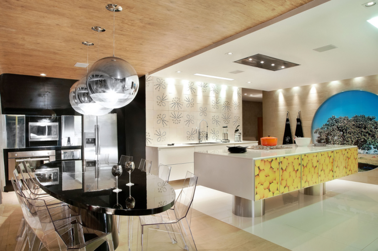 Nesta cozinha gourmet a mesa Saarinen tem papel fundamental na decoração